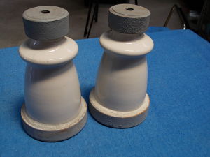 Coppia isolatori porcellana con base metallica