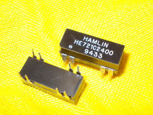 Relè reed HAMLIN HE721C2400  n.2 pezzi con contenitore