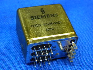 Relè SIEMENS V23162-B0421-X035 schermato metalico stagno 4 scambi 24Vcc  700ohm  