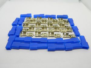 Faston connettore femmina 6,3 ottone stagnato, completi di coprifaston blu (n.20 pezzi)