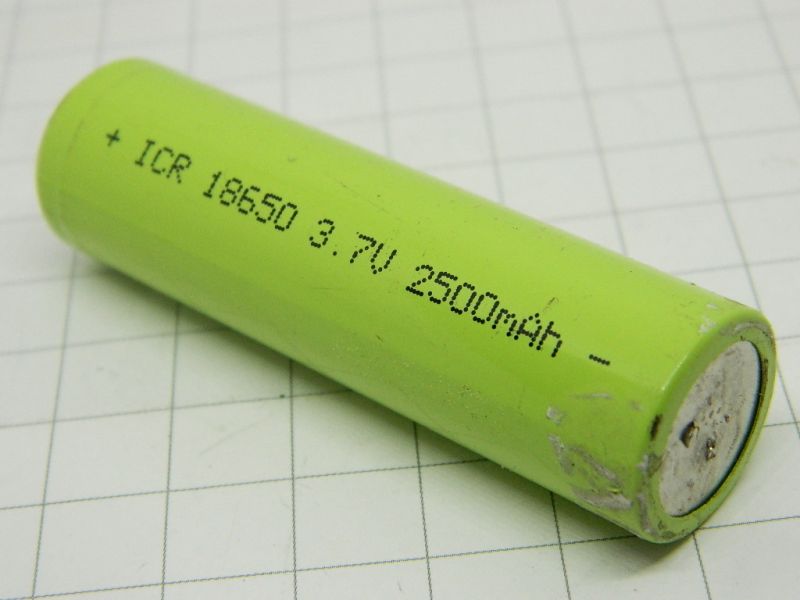 Batteria ricaricabile al Litio Li-Ion tipo 18650 3,7V 2.500mAh professionale
